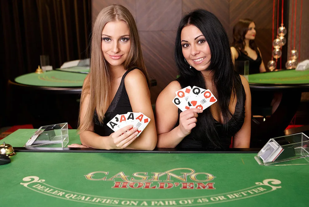 Dealer pada meja live dengan kamera dan antarmuka permainan mobile
